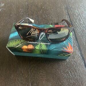 Maui Jim Kapi’i - New
Color - shiny dark Havana 
Lense - HCL Bronze